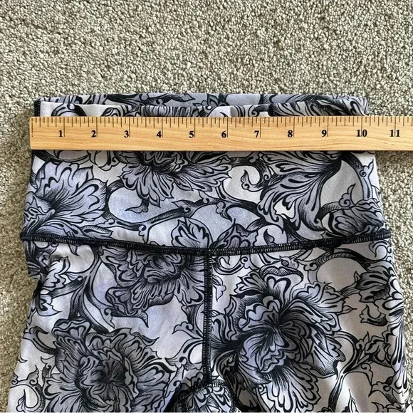 Lululemon Wunder Under Crop Luxtreme in “Hanakotoba Starlight Multi, 2 - Picture 3 of 8
